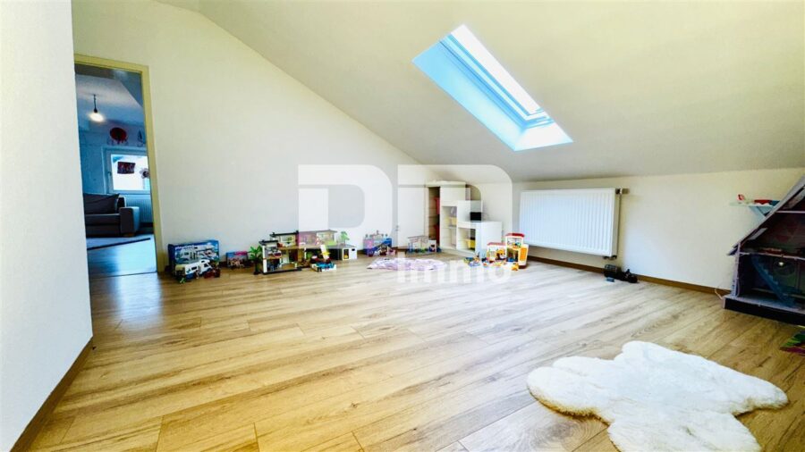 Teilsaniertes Ein - Zweifamilienhaus + Nutzflächen mit Anbau in Traumlage mit Panoramablick - WE1 OG / DG Kinderzimmer / Schlafzimmer 1